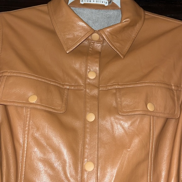 Alice + Olivia camel faux leather long sleeve snap front dress size 6 EUC - Picture 4 of 8